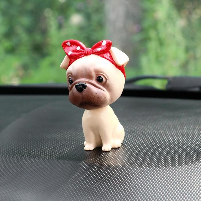 Собака на панель авто, качающая головой, мопс Собака на панель авто, качающая головой, мопс