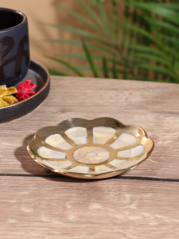 Подставка под мелочи Подставка под мелочи "Цветок" латунь с перламутром 10х10х1,5 см