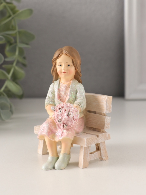 Сувенир полистоун Сувенир полистоун "Девочка с букетом, на скамеечке" розово-зелёный 6,5х5,5х9 см