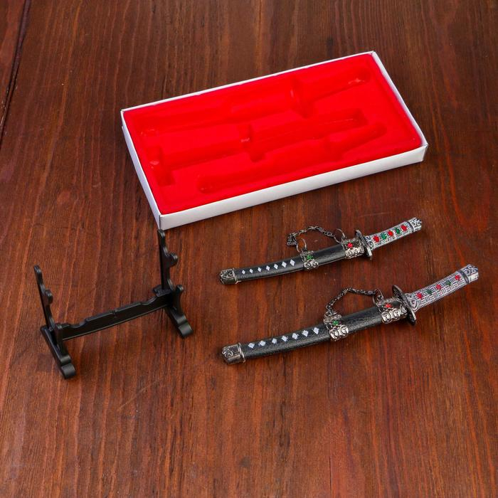 Сув. изделие катаны-мини 2в1 на подставке, ножны черные с белыми ромбами 16/20см микс Сув. изделие катаны-мини 2в1 на подставке, ножны черные с белыми ромбами 16/20см микс