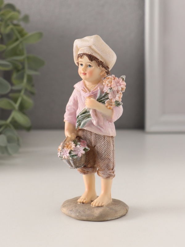 Сувенир полистоун  Сувенир полистоун "Мальчишка с корзиной цветов и букетом" коричнево-сиреневый 5,5х4х12 см