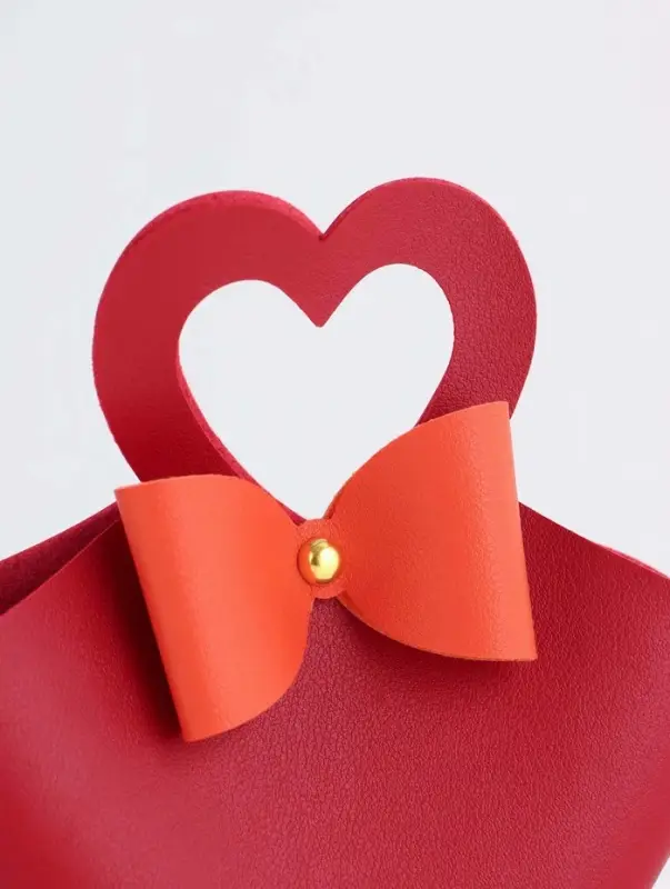 Кожанная подарочная сумочка 10,5 х 5 х 6 см красная Кожанная подарочная сумочка 10,5 х 5 х 6 см красная