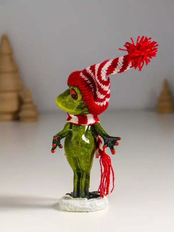 Фигурка полистоун лак &laquo;Лягуха в шапочке и шарфике готовится упасть в снег&raquo;, 8.2&times;6.5&times;18 см