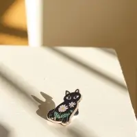 Значок &laquo;Кошка&raquo;, с ромашками, чёрный в золоте