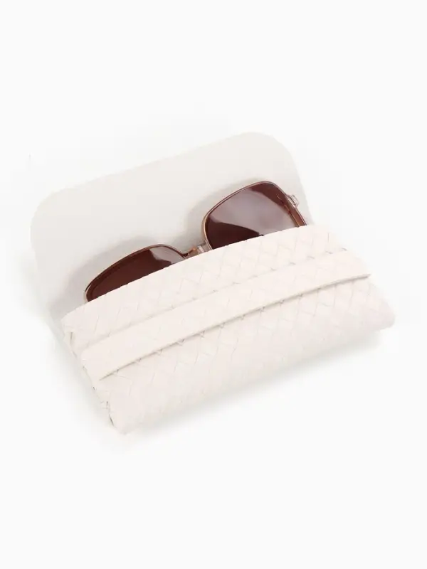 Футляр для очков на ремешке, однотонный, размер 16.5&times;1.8&times;7 см, молочный