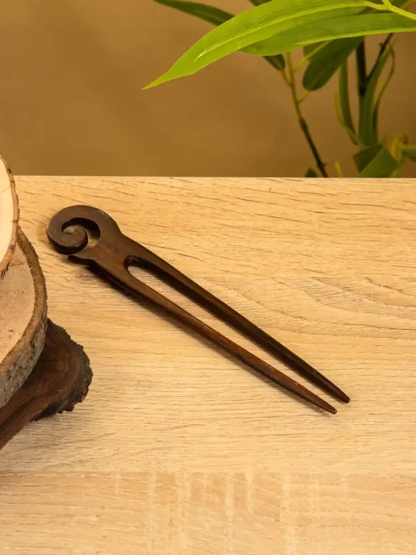 Заколка для волос фигурная, дерево Соно, 18х3 см, цв. тёмно-коричневый Заколка для волос фигурная, дерево Соно, 18х3 см, цв. тёмно-коричневый