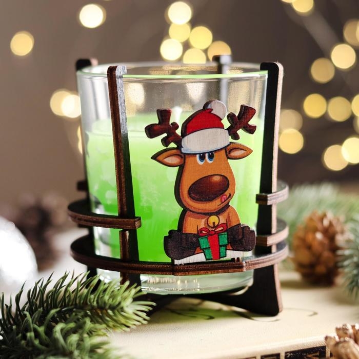 Свеча ароматическая в стакане на подставке  Свеча ароматическая в стакане на подставке "Новогодний олень", 10х9,5х9 см, яблоко