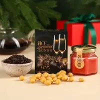 Подарочный набор новогодний &laquo;Все мечты сбудутся&raquo;:Чай новогодний чёрный 50 г, крем-мед с клубникой 120 г, носки 36 - 39 размер, термос 500 мл.