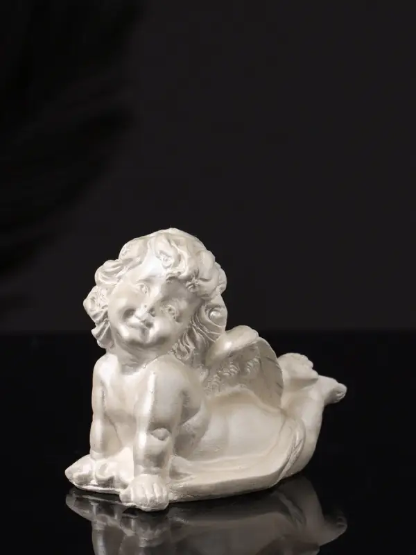 Фигура "Ангел лежит на животе" перламутр, 8х7х5 см