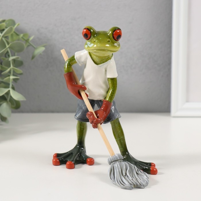 Сувенир полистоун лак  Сувенир полистоун лак "Лягушонок с шваброй" 13х7,5х14 см