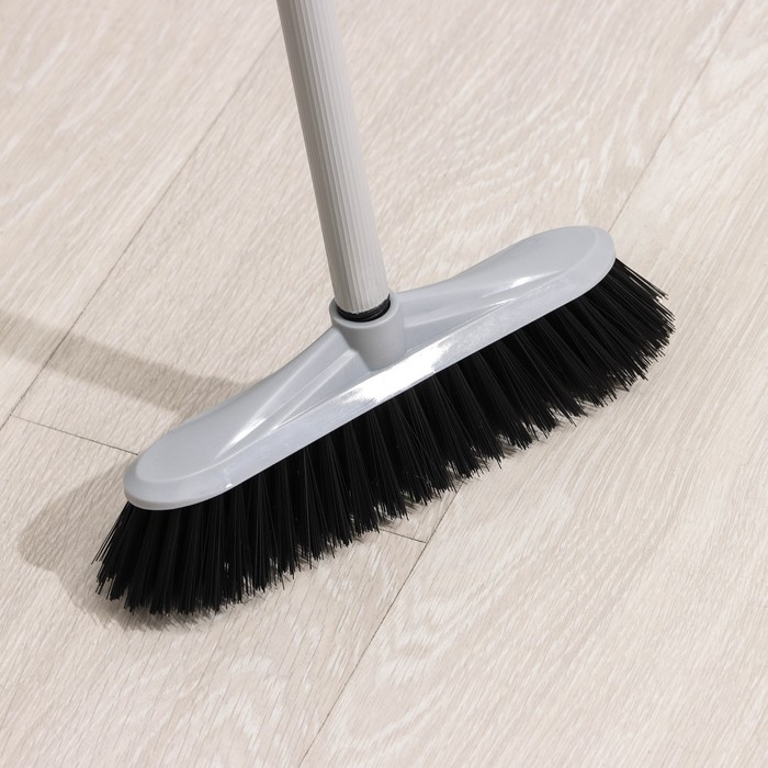 Щётка для пола с черенком «Комфорт», жёсткая, цвет МИКС Щётка для пола с черенком «Комфорт», жёсткая, цвет МИКС