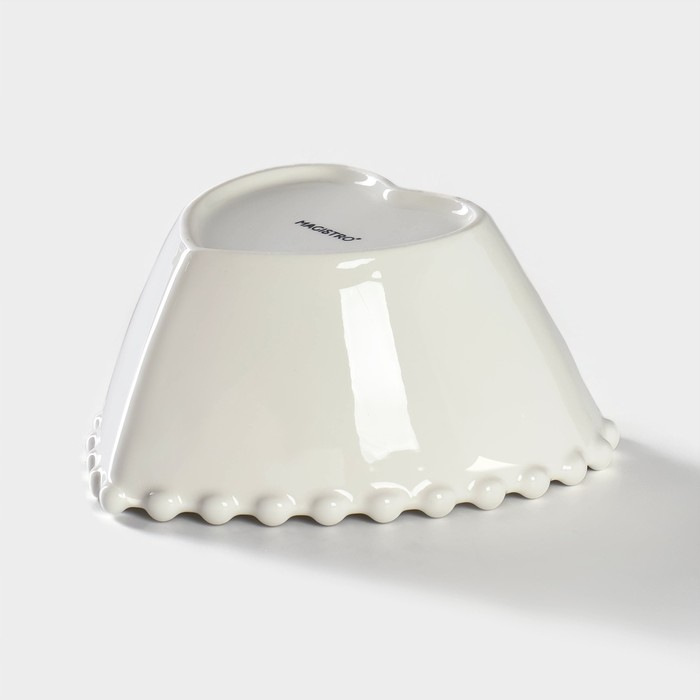 Салатник фарфоровый Magistro &laquo;Сердце&raquo;, 550 мл, d=15,5 см, цвет белый