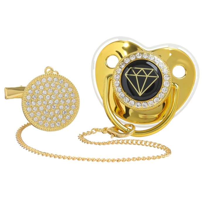 Соска - пустышка силиконовая ортодонтическая «Бриллиант», от 6 мес., с колпачком + держатель - цепочка, цвет золотой/черный, стразы Соска - пустышка силиконовая ортодонтическая «Бриллиант», от 6 мес., с колпачком + держатель - цепочка, цвет золотой/черный, стразы