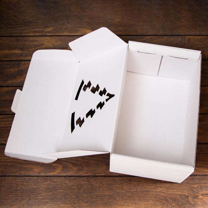 Подарочная коробка №25, белая, сборная, 33,2 х 21,3 х 17,3 см. Подарочная коробка №25, белая, сборная, 33,2 х 21,3 х 17,3 см.