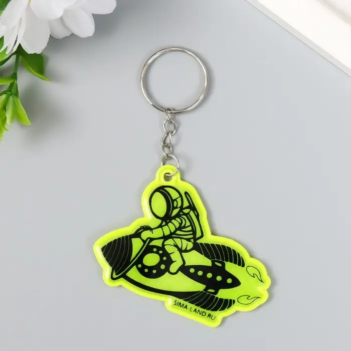 Брелок пластик светоотражающий Брелок пластик светоотражающий "Космонавт верхом на ракете" 5,5х5,5 см