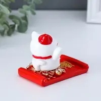 Сувенир полистоун подставка под телефон "Манэки-нэко с золотым слитком" 5,8х8,5х6,5 см