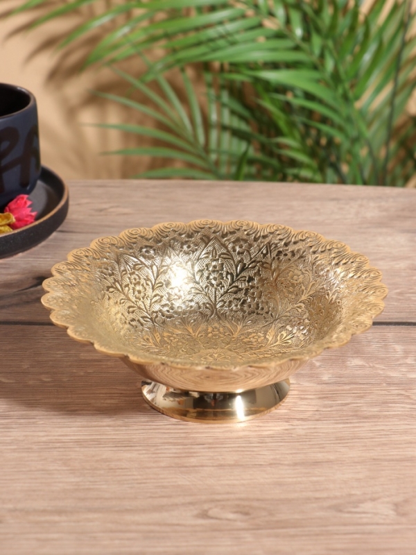 Блюдо сервировочное на ножке Блюдо сервировочное на ножке "Цветущая поляна" латунь 18х18х6,5 см