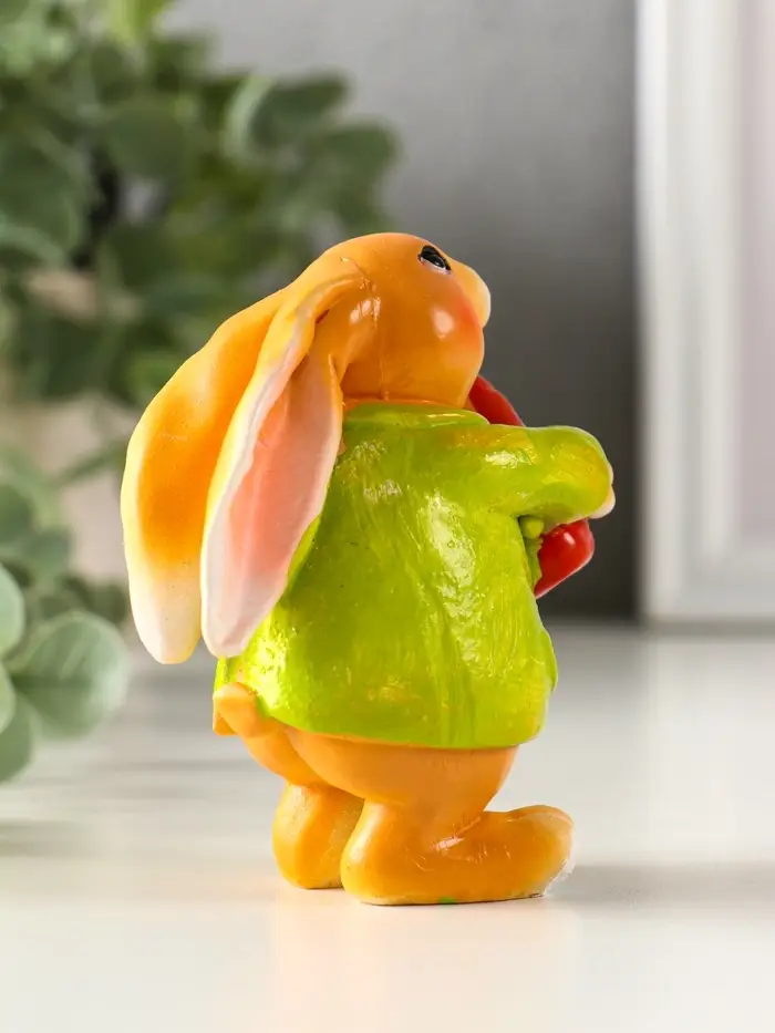 Сувенир полистоун "Зайчик с морковью, в зелёном пальто" 7х4,5х9 см Сувенир полистоун "Зайчик с морковью, в зелёном пальто" 7х4,5х9 см
