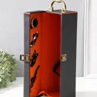 Шкатулка дерево, кожзам под бутылку "Чёрная с оранжевой вставкой" 4 предмета 35х10х11,5 см   1096938