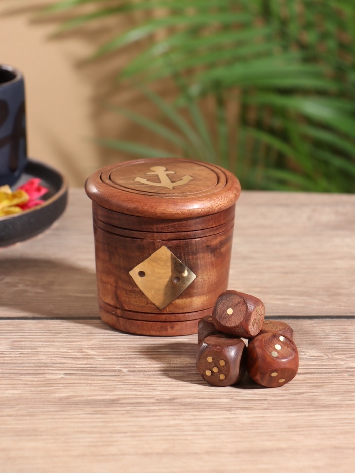 Кости игральные в шкатулке 6,5х6,5х6 см, дерево шишам, латунь
