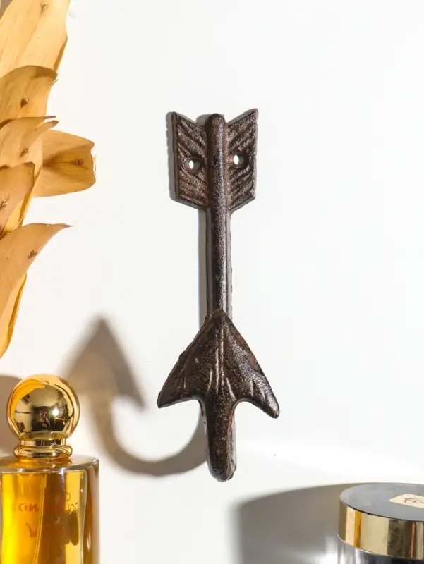 Крючок настенный &laquo;Изогнутая стрела&raquo;, ключница декоративная, чугун, 15.5&times;4.8&times;5.8 см