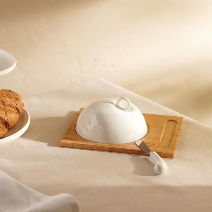 Маслёнка SL Home &laquo;Тренто&raquo;, 22&times;17.5 см, на деревянной подставке, с ножом для масла, фарфор, белая