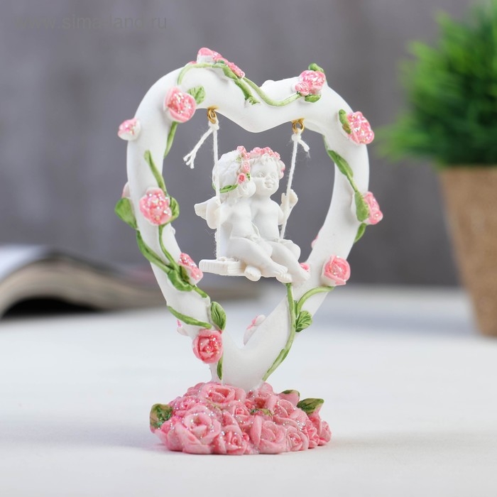 Сувенир Сувенир "2 ангелочка на качелях в сердце" в венке из роз 11х10х4 см