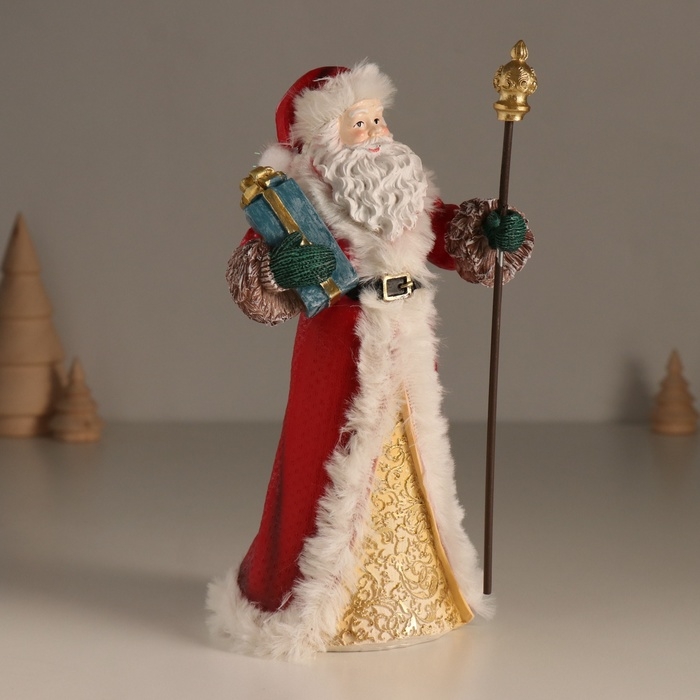Сувенир полистоун  Сувенир полистоун "Дед Мороз в красной шубе, с посохом, с подарком" 11,5х8,5х20,5 см