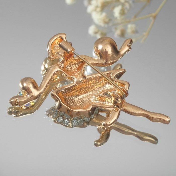 Брошь «Балерина с мячами», цвет белый в золоте