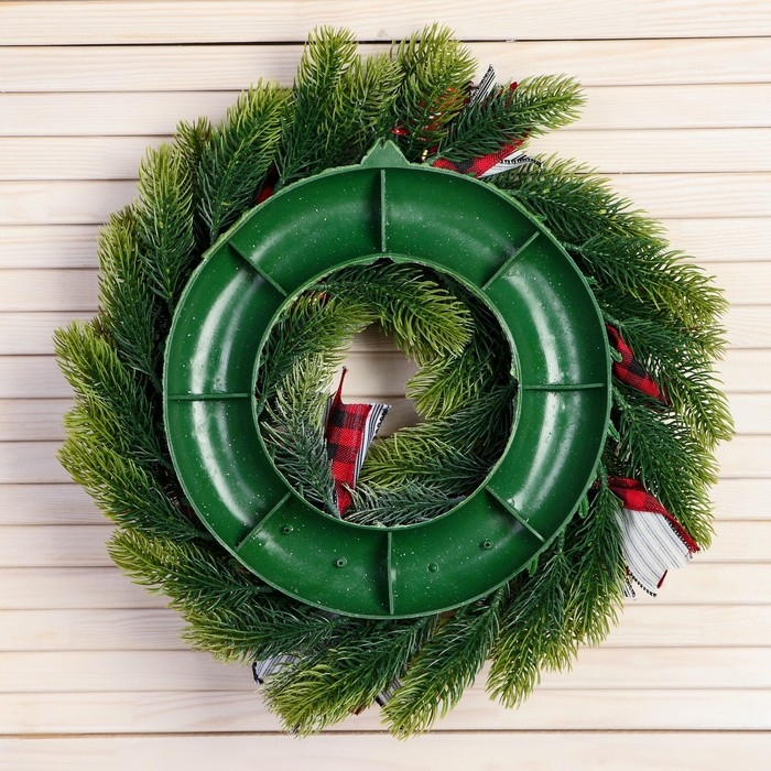 Венок новогодний d- 36 см  Венок новогодний d- 36 см "Уютная сказка" клетчатые ленты алые шары