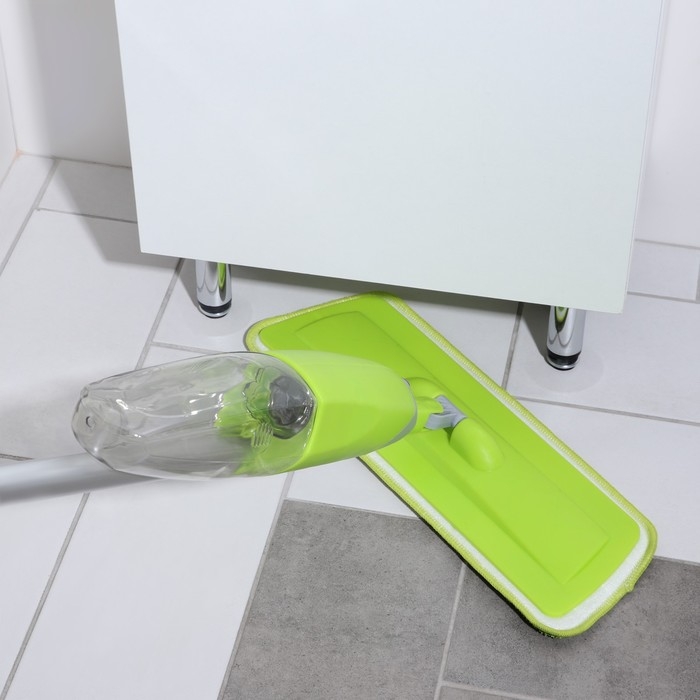 Швабра для мытья пола с распылителем Доляна, насадка из микрофибры 40×14 см, металлическая ручка 125 см, цвет МИКС Швабра для мытья пола с распылителем Доляна, насадка из микрофибры 40×14 см, металлическая ручка 125 см, цвет МИКС