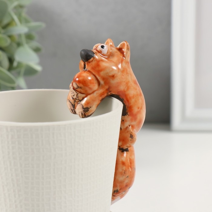 Сувенир керамика на кашпо  Сувенир керамика на кашпо "Белочка с жёлудем" 4,9х4,4х11 см