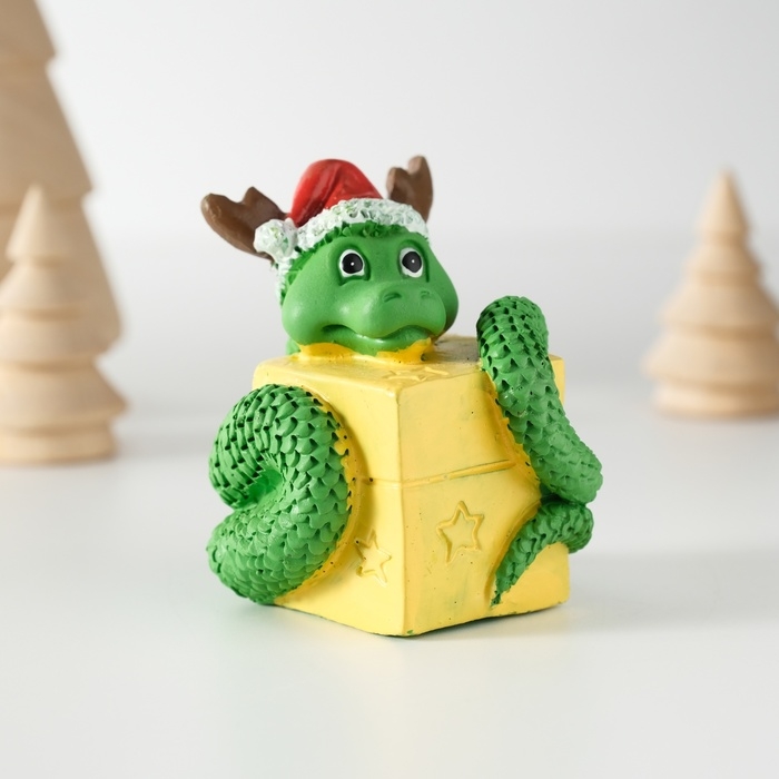 Сувенир полистоун Сувенир полистоун "Змей с подарком, в новогоднем колпаке с рожками" 5х5,8 см