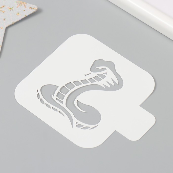 Трафарет новогодний пластиковый Трафарет новогодний пластиковый "Змея", размер 9х9 см