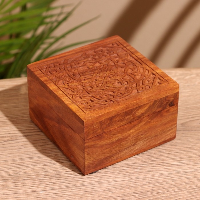 Шкатулка резная 10х10х6 см, дерево шишам Шкатулка резная 10х10х6 см, дерево шишам
