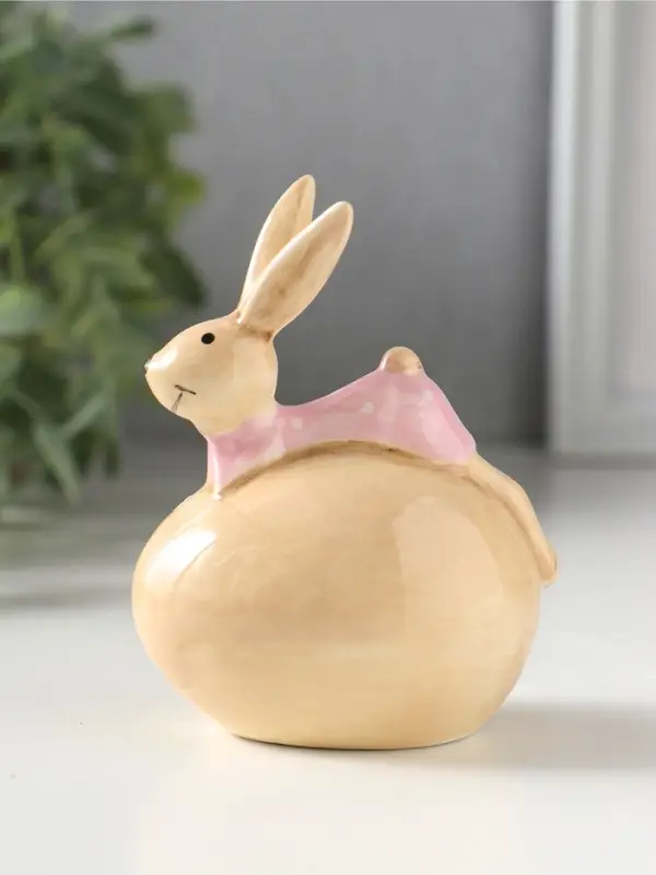Сувенир керамика "Зайчик в розовой пижамке на яйце" 7х5,4х8,6 см