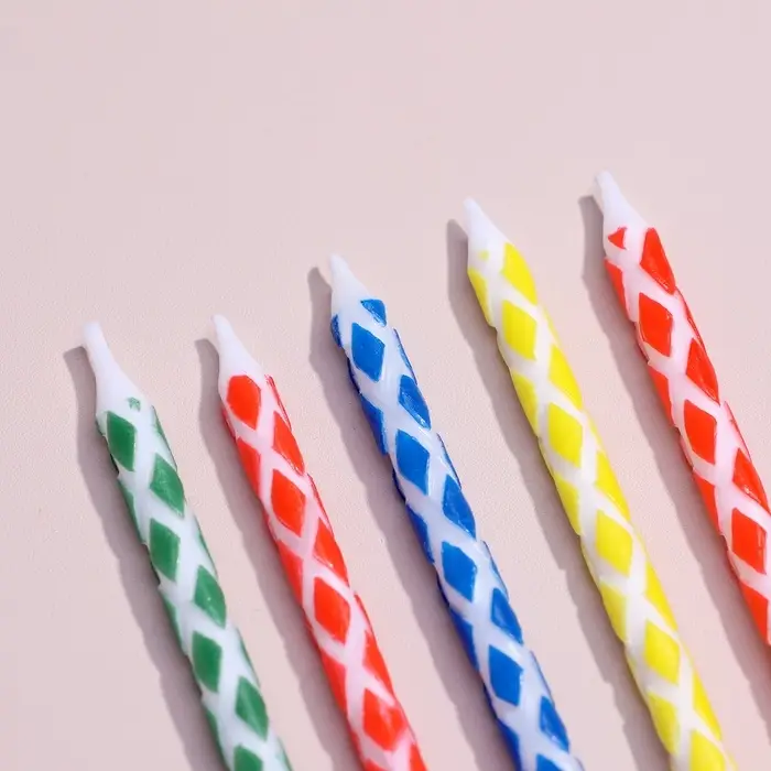 Свечи в торт «Ромбик» с подставкой, 14 см, 8 шт. Свечи в торт «Ромбик» с подставкой, 14 см, 8 шт.