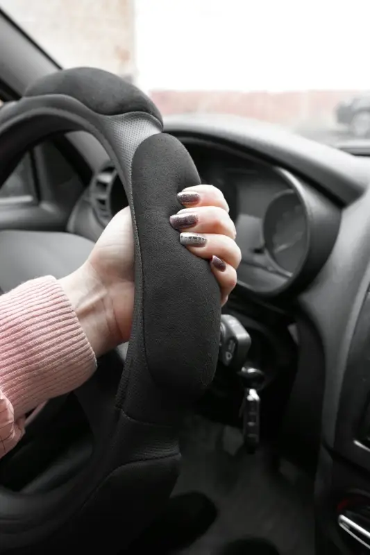 Спонжевая оплетка руля AVS SP-426S-B ( размер S, черный) - Серия "Sponge"