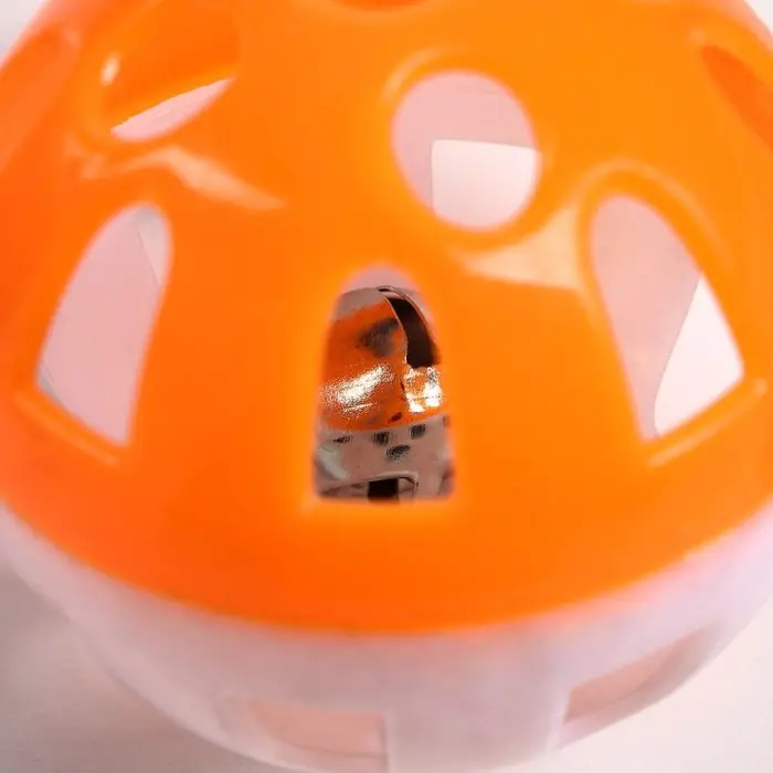 Шарик для кошек с бубенчиком  Шарик для кошек с бубенчиком "Луна", 3,8 см, оранжевый/белый