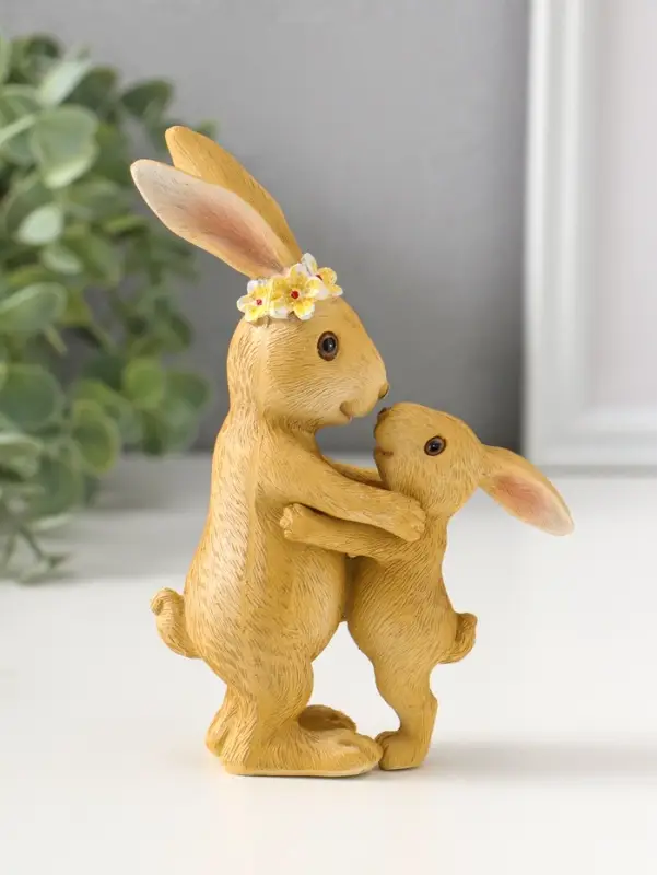 Сувенир полистоун "Мама зайка в цветочном венке обнимает малыша" 15 см