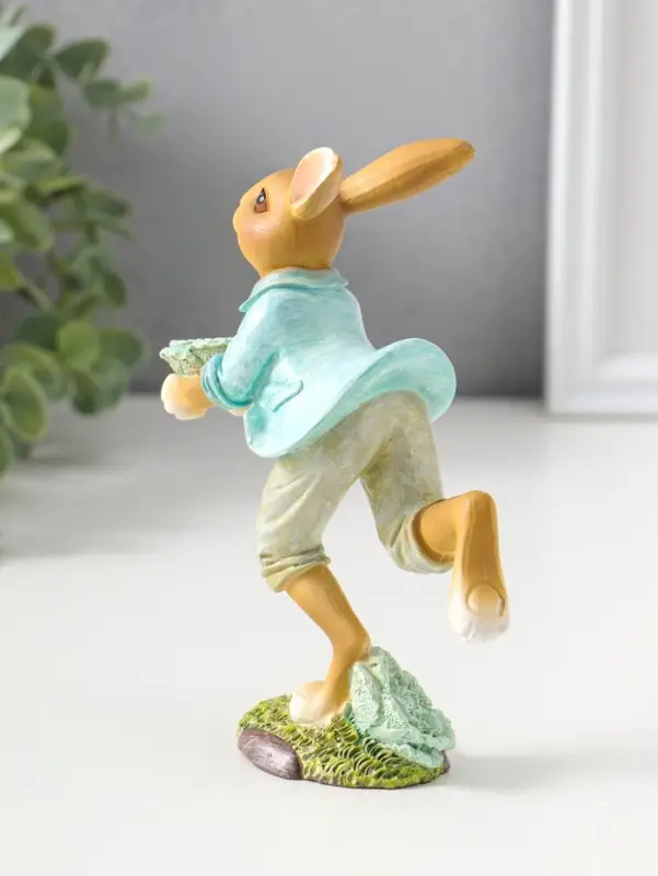 Сувенир полистоун "Зайчик в голубом пиджаке с декоративной капустой" 15 см