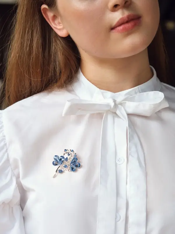 Брошь &laquo;Цветок&raquo; трилистник, цвет голубой в серебре