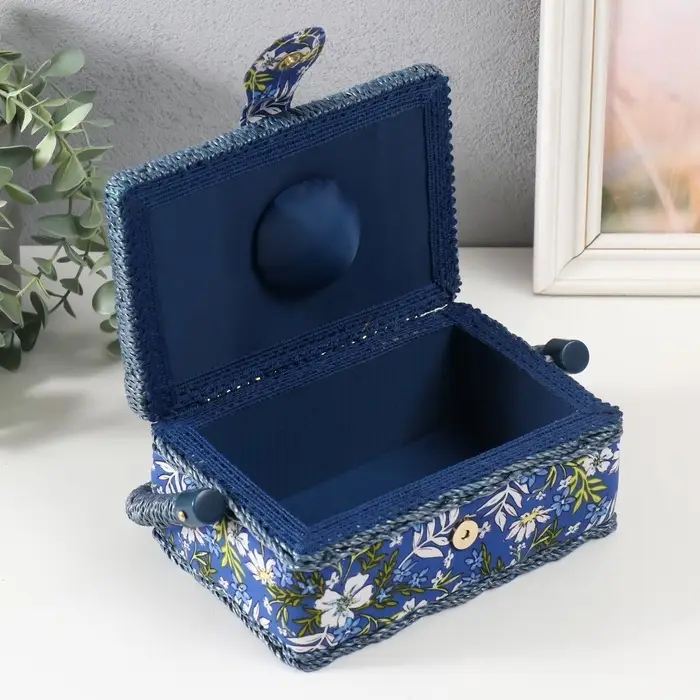 Шкатулка для рукоделия и шитья &laquo;Полевые цветы на синем&raquo;, хранение ниток, иголок, мелочи, 18&times;12&times;9.5 см
