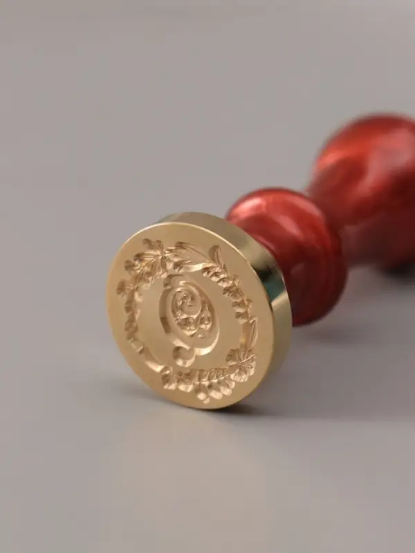 Печать для сургуча с пластиковой ручкой &laquo;Венок с буквой Q&raquo;, 2.5&times;2.5&times;6.3 см