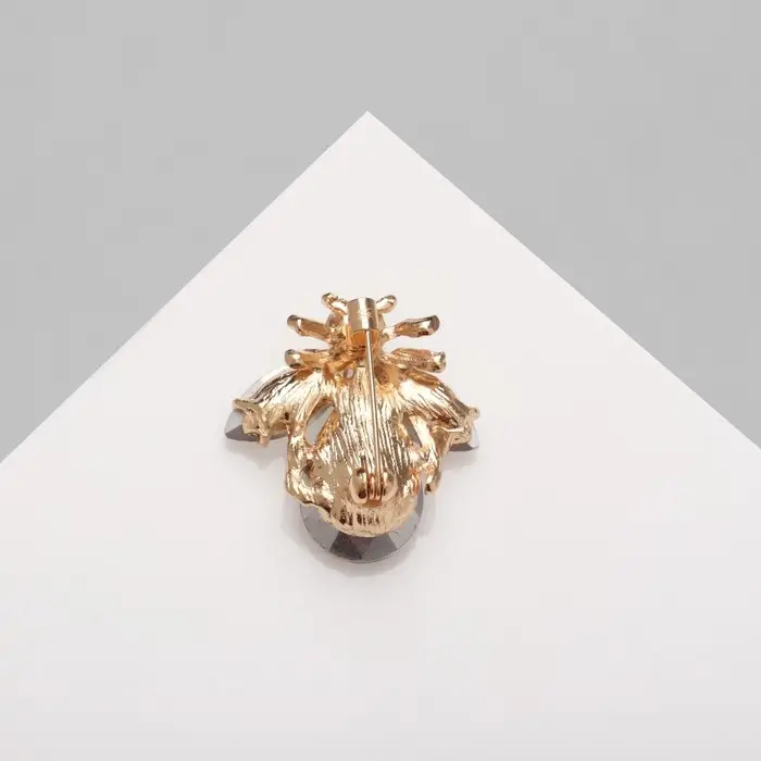 Брошь «Жук», цвет белый в золоте Брошь «Жук», цвет белый в золоте