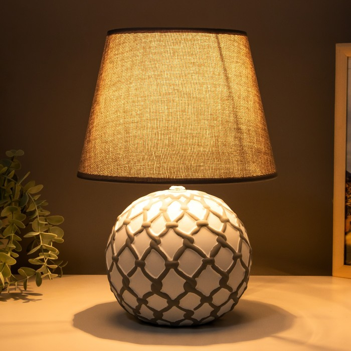 Лампа настольная с абажуром Е14 40Вт 220В Лампа настольная с абажуром Е14 40Вт 220В "Шар в сети" 25х25х33см RISALUX