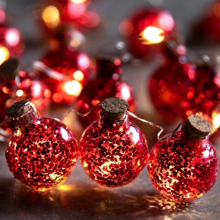 Гирлянда «Нить» 1.6 м с насадками «Шарики с красным конфетти», IP20, серебристая нить, 15 LED, батарейки ААх2 (нет в комплекте), свечение тёплое белое Гирлянда «Нить» 1.6 м с насадками «Шарики с красным конфетти», IP20, серебристая нить, 15 LED, батарейки ААх2 (нет в комплекте), свечение тёплое белое