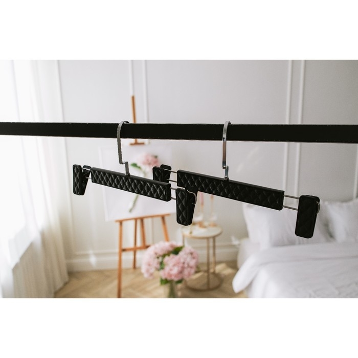 Вешалки для брюк и юбок LaDо́m Eliot, 29×15 см, 3 шт, с зажимами, цвет чёрный Вешалки для брюк и юбок LaDо́m Eliot, 29×15 см, 3 шт, с зажимами, цвет чёрный