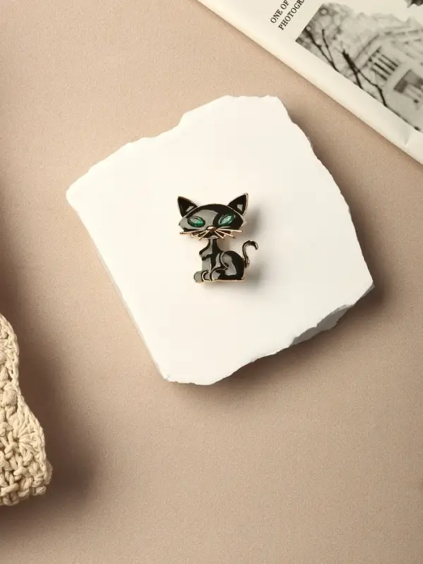 Брошь &laquo;Кошечка&raquo;, хитрая, черно-зелёная в золоте