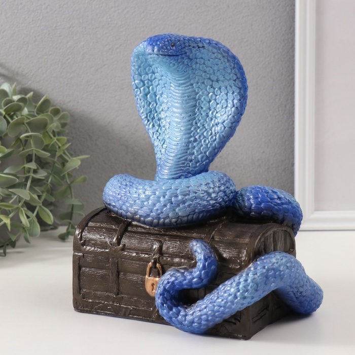 Фигурка Фигурка "КОБРА НА СУНДУКЕ" 20 х 17 х 12 см.